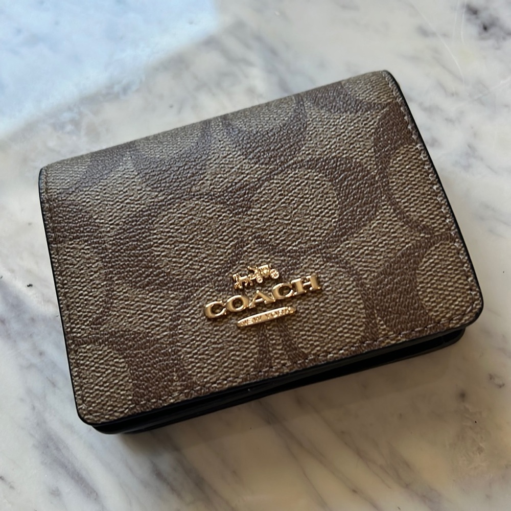 Coach Wallet on Chain